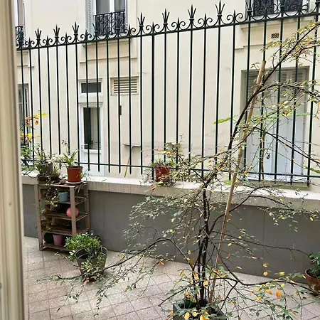 Appartement Charming Parisian At Rue Coysevox Paris